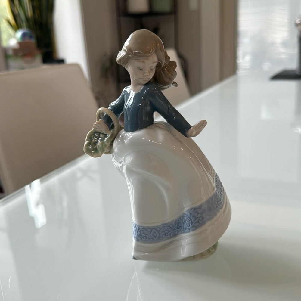 Nao - by Lladro - Nina Alicia figurine